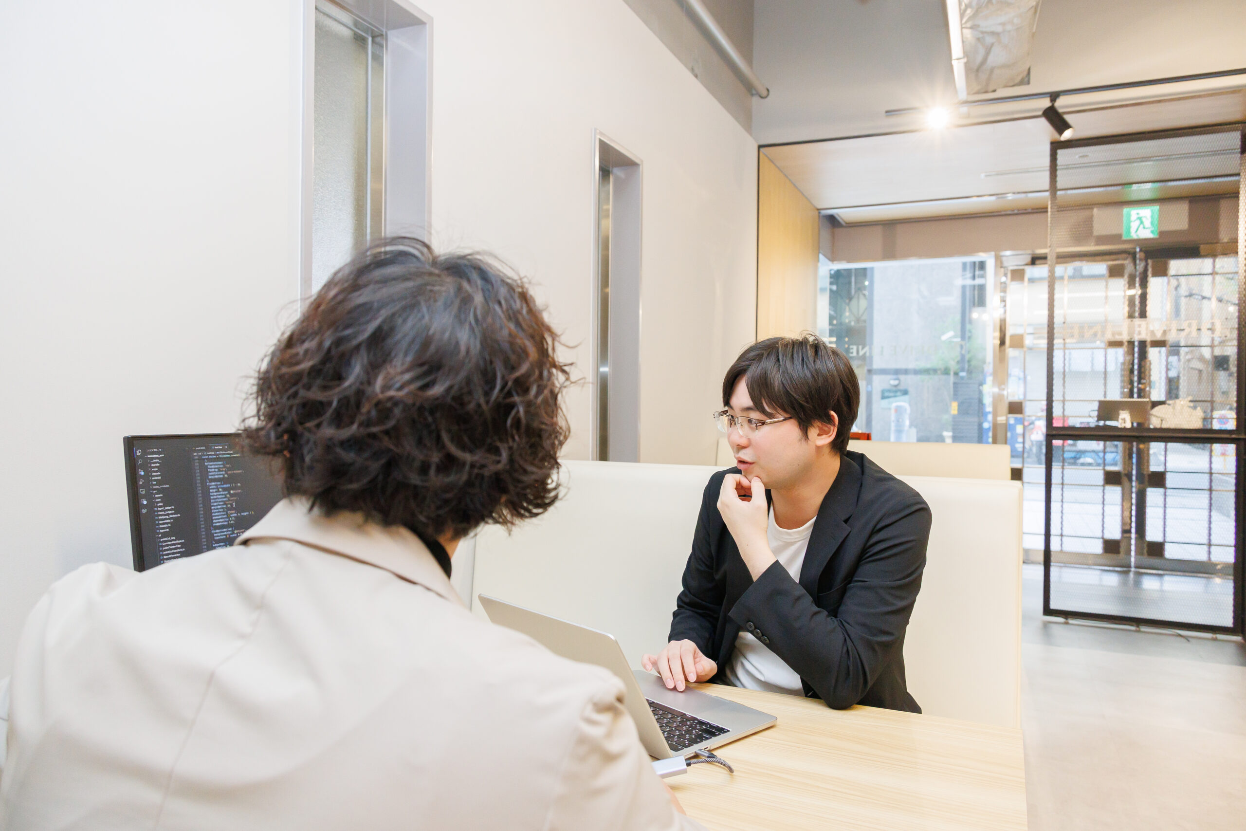 オフィスで作業してる様子