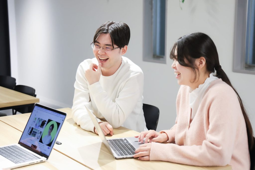 オフィスで作業してる様子