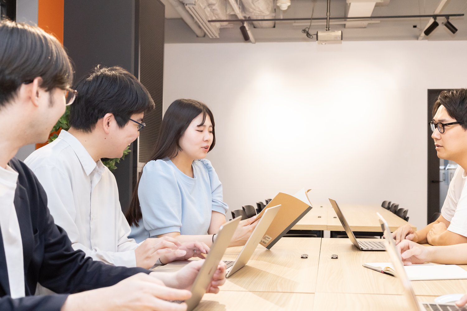 オフィスで作業中