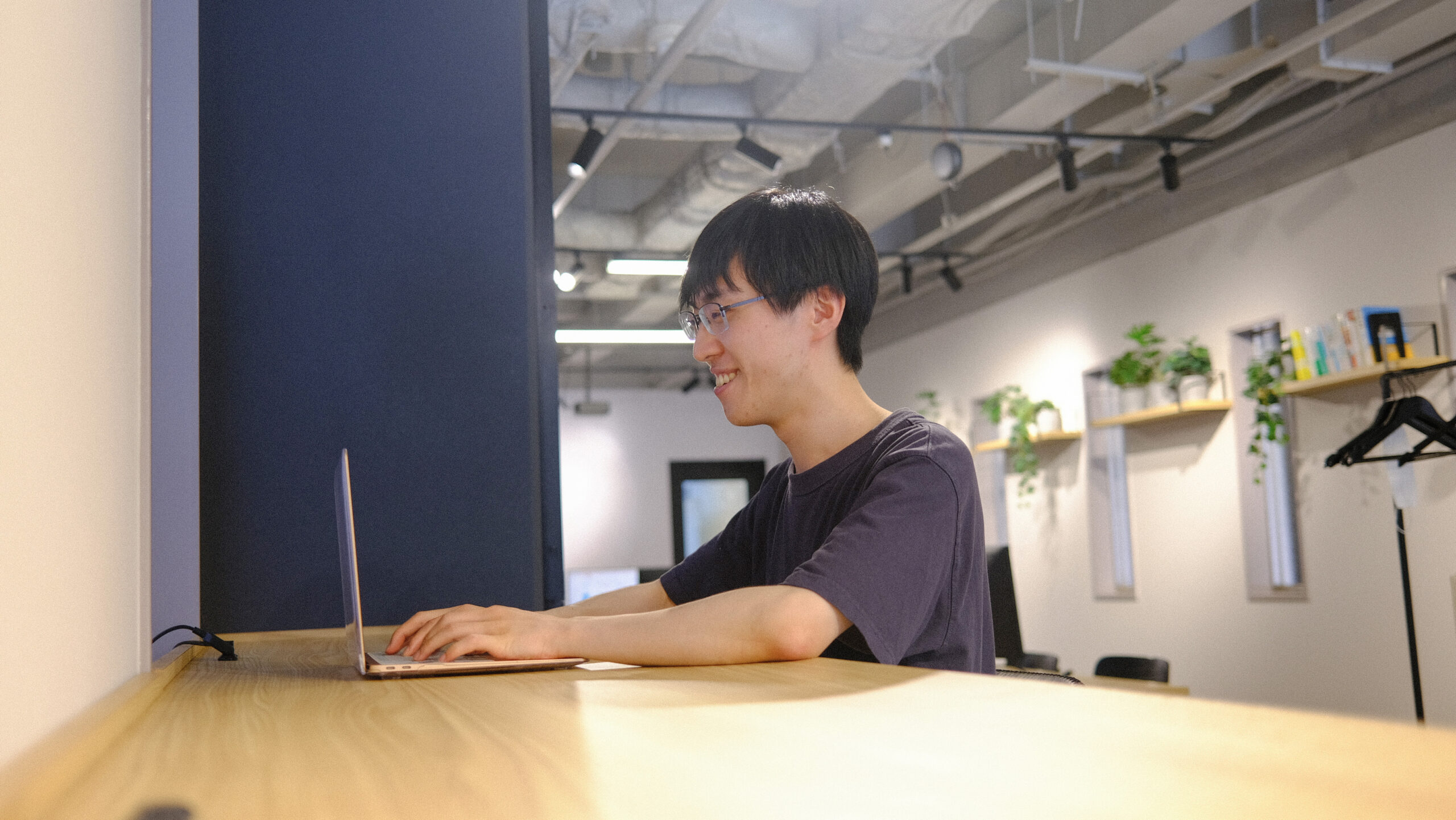 オフィスで作業中