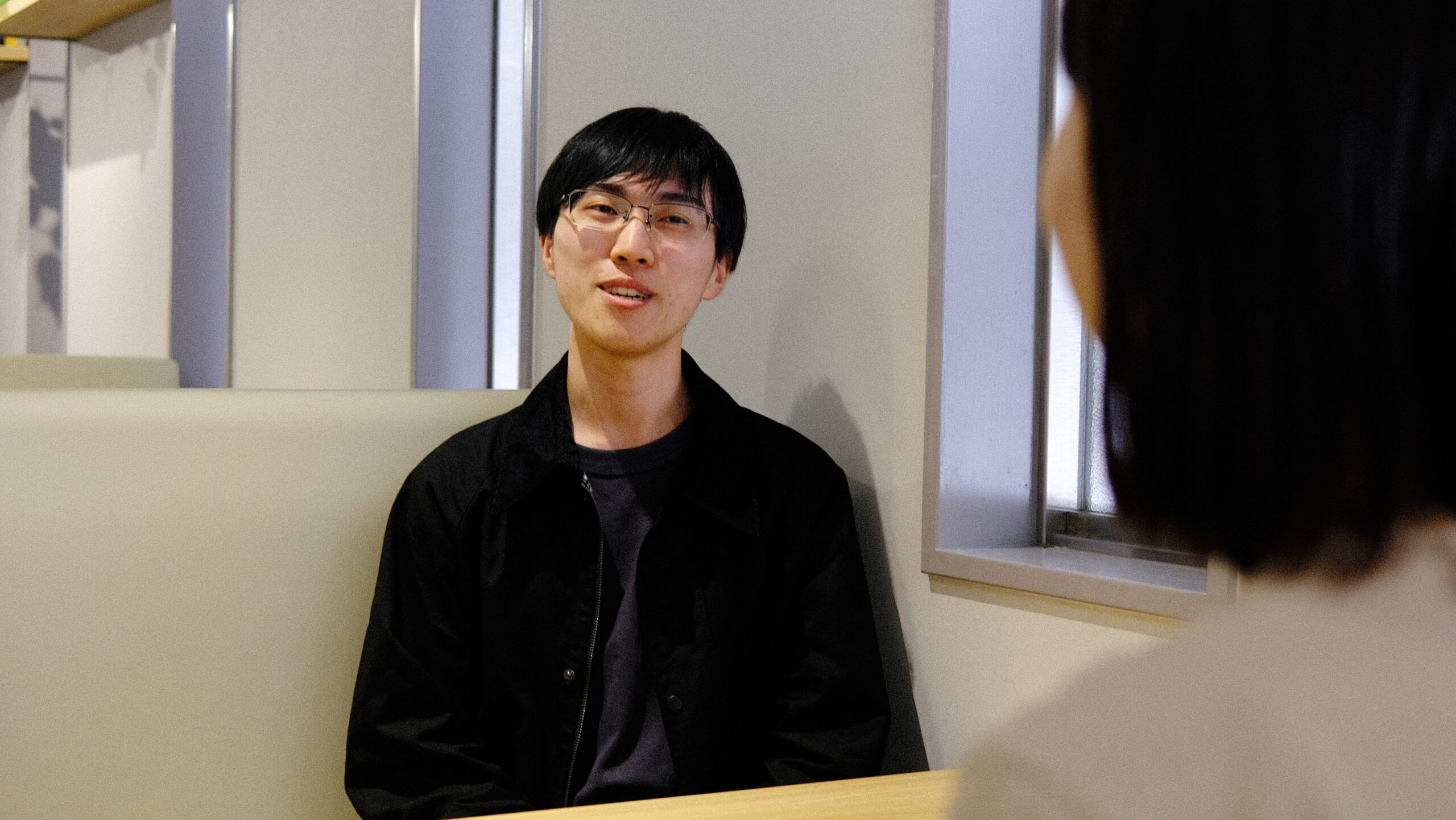 オフィスで対談中